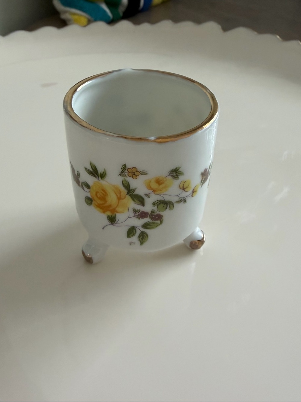 VTG 3-Footed Porcelain Cracked Egg Vase Yellow Roses
